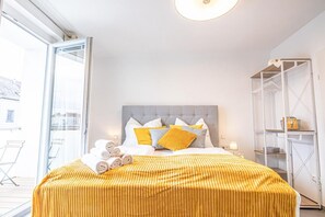 4 bedrooms, desk, WiFi, bed sheets