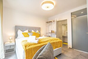 4 bedrooms, desk, WiFi, bed sheets