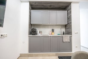 Frigorífico, microondas, placa de cocina y cafetera o tetera