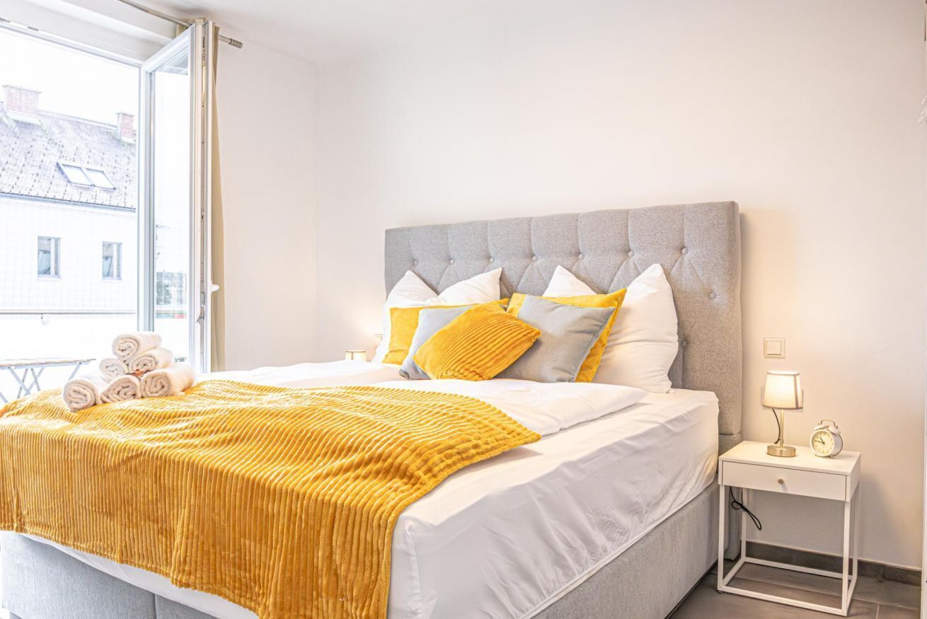 4 bedrooms, desk, WiFi, bed sheets