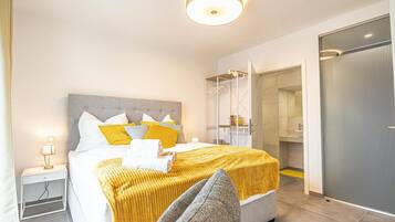 4 bedrooms, desk, WiFi, bed sheets