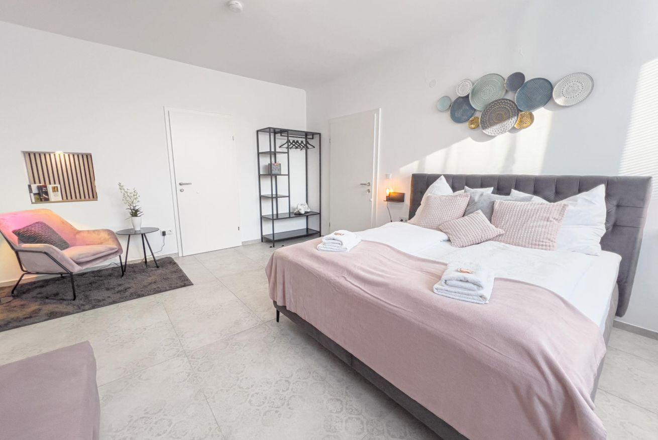 1 bedroom, desk, WiFi, bed sheets