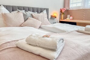 1 bedroom, desk, WiFi, bed sheets