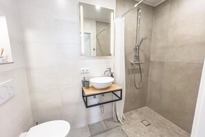 Een douche, een haardroger, handdoeken, zeep