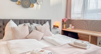Danube Delight: Cozy - Room. - Near the River