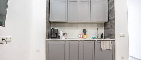 冷蔵庫、電子レンジ、オーブン、コンロ