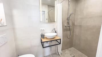 Suihku, hiustenkuivaaja, pyyhkeet, saippua