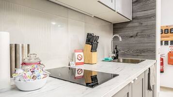 Frigorífico, microondas, horno y placa de cocina