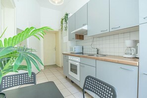 Réfrigérateur, four à micro-ondes, un four, surface de cuisson