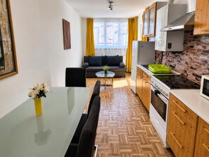 Kaffetrakter/tekoker, kjøleskap, mikrobølgeovn og ovn