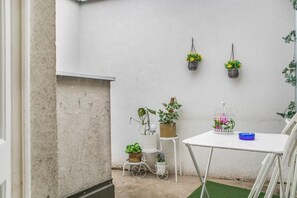 Terrace/patio - Vienna Wanderlust: 2 BR Apt in the Heart of It All (Vienna)