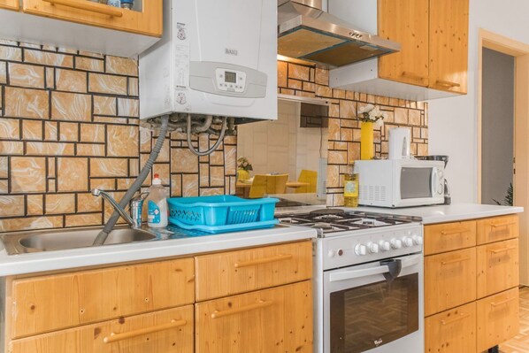 Fridge, microwave, oven, stovetop