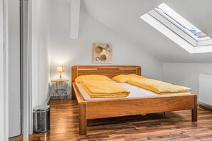 2 bedrooms, iron/ironing board, WiFi, bed sheets