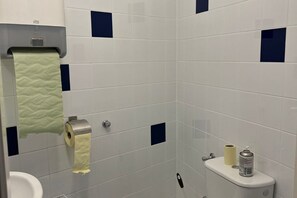 Bathroom - Cozy 3BR Apt. with the best location/U3 Gasometer (Wien)