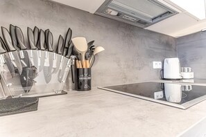 Kühlschrank, Mikrowelle, Ofen, Herdplatte