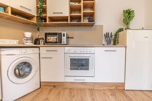 Een koelkast, een microgolfoven, een oven, een kookplaat