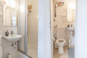 Haartrockner, Handtücher, Seife, Shampoo