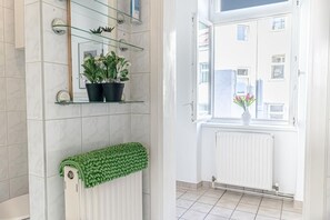 Een haardroger, shampoo, toiletpapier