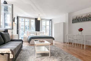 Room - Bright and Airy 1BR Apartment/ Close to Everything (Wien)