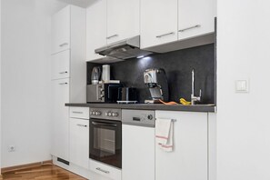 Private kitchen - Bright and Airy 1BR Apartment/ Close to Everything (Wien)