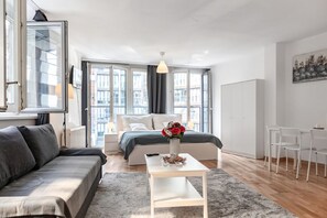 Living area - Bright and Airy 1BR Apartment/ Close to Everything (Wien)