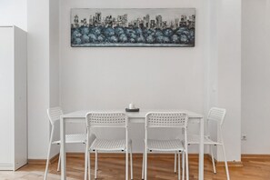 Dining - Bright and Airy 1BR Apartment/ Close to Everything (Wien)