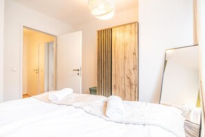 1 dormitorio, tabla de planchar con plancha, wifi y ropa de cama