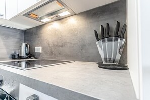 Kühlschrank, Mikrowelle, Ofen, Herdplatte