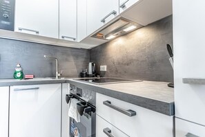 Een koelkast, een magnetron, een oven, een kookplaat