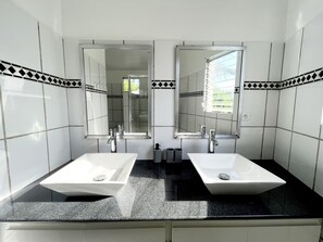 Dusche, Handtücher, Seife, Toilettenpapier
