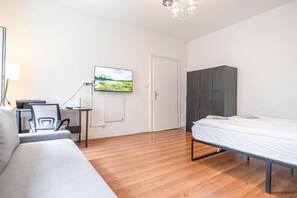 1 slaapkamer, een bureau, een strijkplank/strijkijzer, wifi
