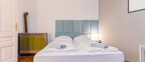 1 chambre, bureau, fer et planche à repasser, Wi-Fi