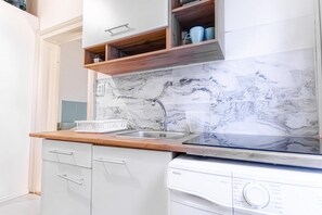 Fridge, microwave, oven, stovetop