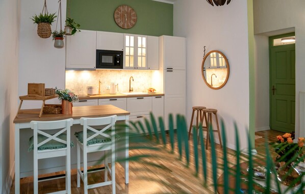 Kjøleskap og oppvaskmaskin