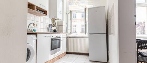 雪櫃、微波爐、焗爐、爐具