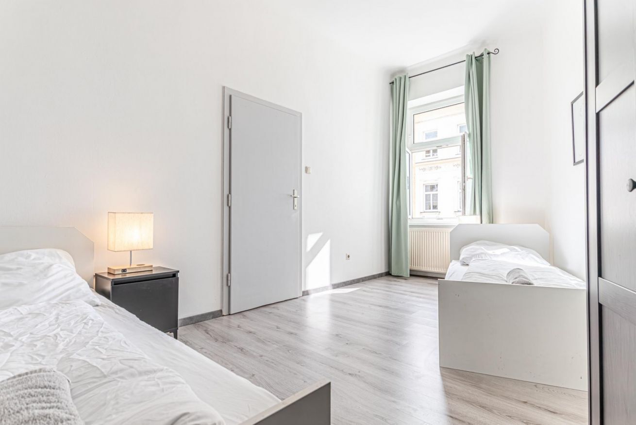 2 dormitorios, escritorio, tabla de planchar con plancha y wifi