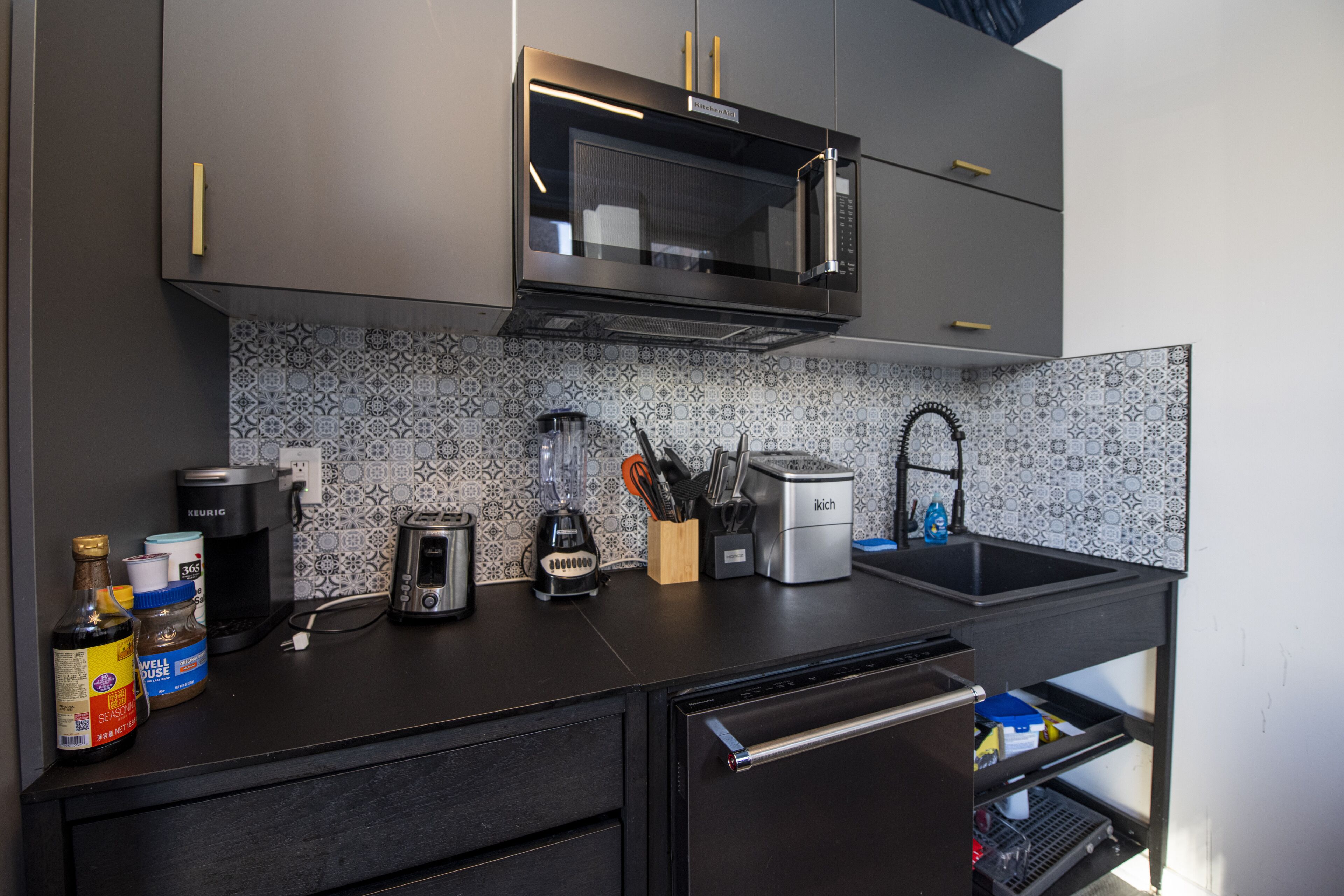 Una cocina moderna equipada con microondas, tostadora y cafetera.