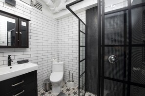 Een douche, een haardroger, handdoeken, zeep