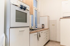 Køleskab, mikrobølgeovn, ovn, kogeplade