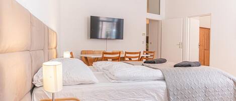 3 slaapkamers, een strijkplank/strijkijzer, wifi, beddengoed