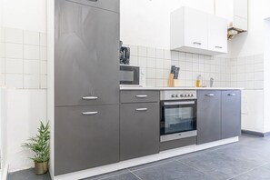 Køleskab, mikrobølgeovn, ovn, kogeplade