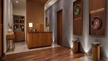 Salas de tratamiento para parejas, un sauna, una bañera de hidromasaje