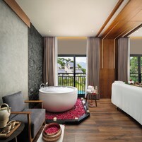 Salas de tratamiento para parejas, un sauna, una bañera de hidromasaje