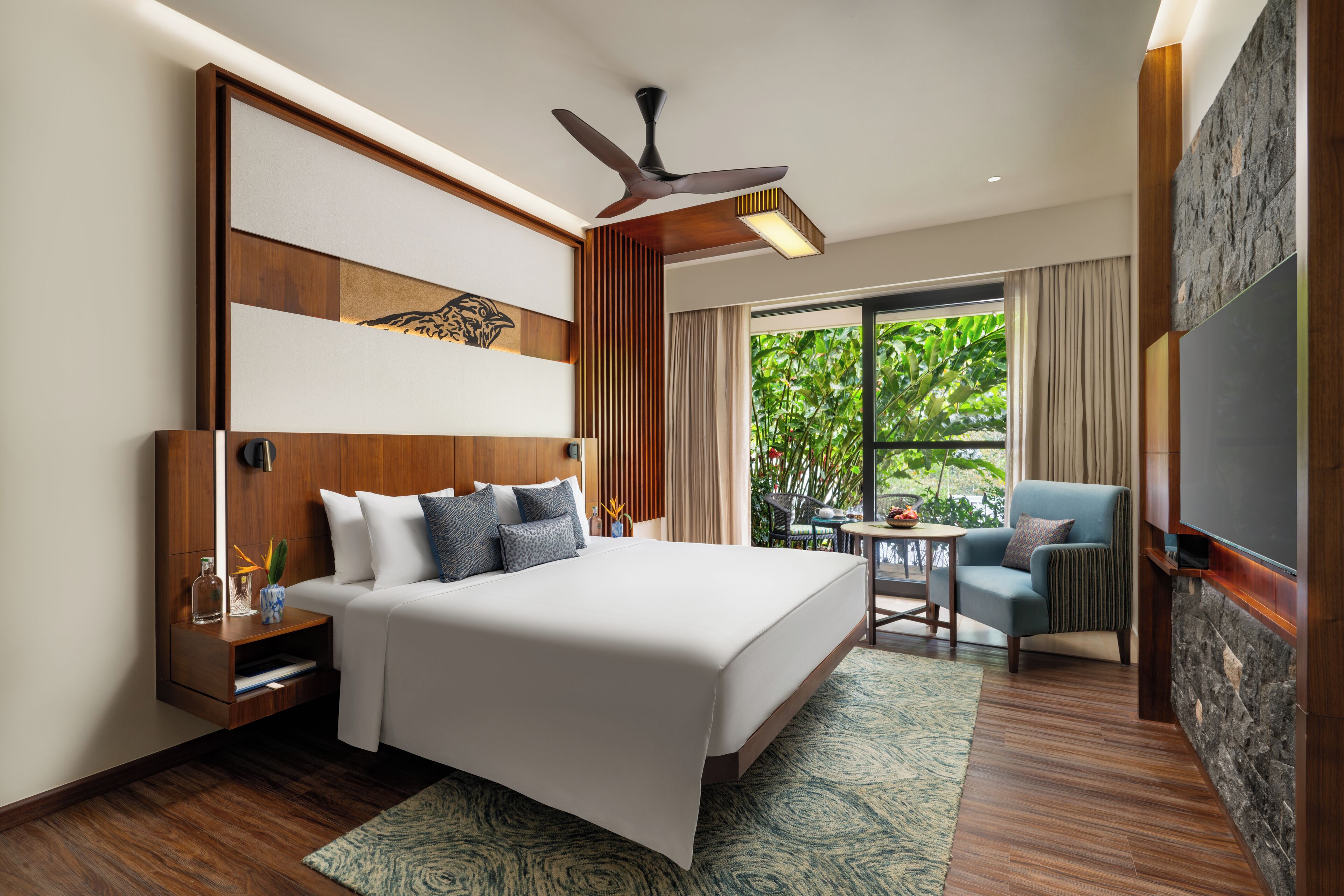 Sengetøy av topp kvalitet, dundyner, minibar og safe på rommet