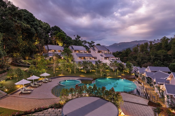 Seprai premium, selimut bulu angsa, minibar, dan brankas