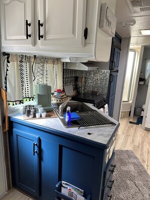 Kjøleskap, mikrobølgeovn, ovn og kokeplater