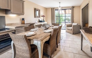 Een koelkast, een oven, een kookplaat, een vaatwasser