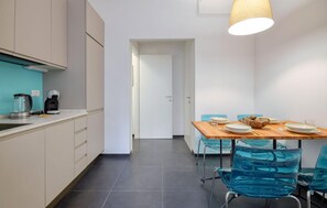 Kjøleskap, ovn, kokeplater og oppvaskmaskin