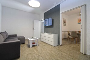 TV - Holiday apartment with a/c (Fažana)
