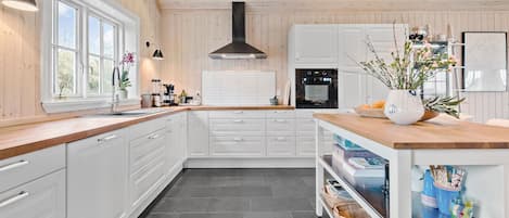 Fridge, dishwasher, coffee/tea maker